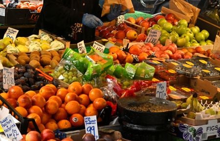 　国連食糧農業機関（ＦＡＯ）が５日発表した４月の世界の食料価格指数は１２７．２で、１年ぶりに上昇した。写真はロンドンで３月撮影（２０２３年　ロイター／Toby Melville）