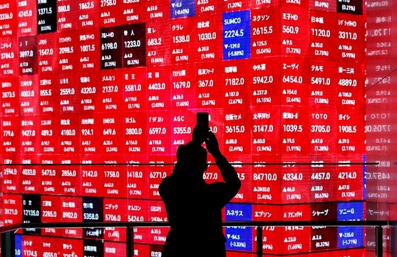 写真は2024年2月、都内の株価ボードで撮影。REUTERS/Issei Kato