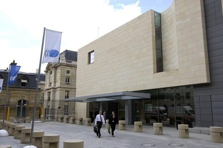 　６月１日、経済協力開発機構（ＯＥＣＤ）は、加盟国経済の見通し「エコノミックアウトルック」を公表した。日本については「前例なき高水準の公的債務が主要リスクのひとつ」だと指摘した。写真はパリのＯＥＣＤ本部。２００９年９月撮影（２０１６年　ロイター/Charles Platiau）