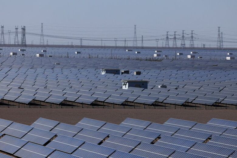 中国甘粛省の敦煌太陽光発電工業団地で2024年10月に撮影されたソーラーパネル。REUTERS/Tingshu Wang/File Photo