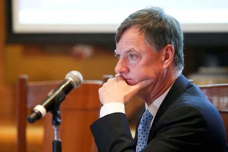 ３月２日、米シカゴ地区連銀のエバンズ総裁は、インフレが「極めて」高い水準にあることは経済成長に対する「かなりのリスク」になっているとし、連邦準備理事会（ＦＲＢ）は対応するために利上げに着手する必要があるとの考えを示した。写真は２０２０年２月、メキシコ市で開かれた会議に出席するエバンズ総裁（２０２２年　ロイター／Edgard Garrido）