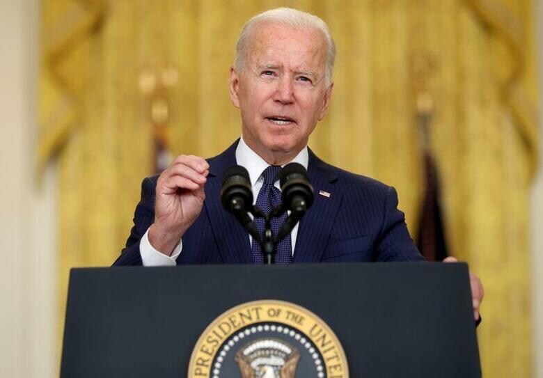 バイデン米大統領はアフガニスタンの首都カブールの空港周辺で起きた爆発を巡り、実行犯を捕らえて償わせると表明した。ホワイトハウスで撮影（2021年　ロイター/Jonathan Ernst）