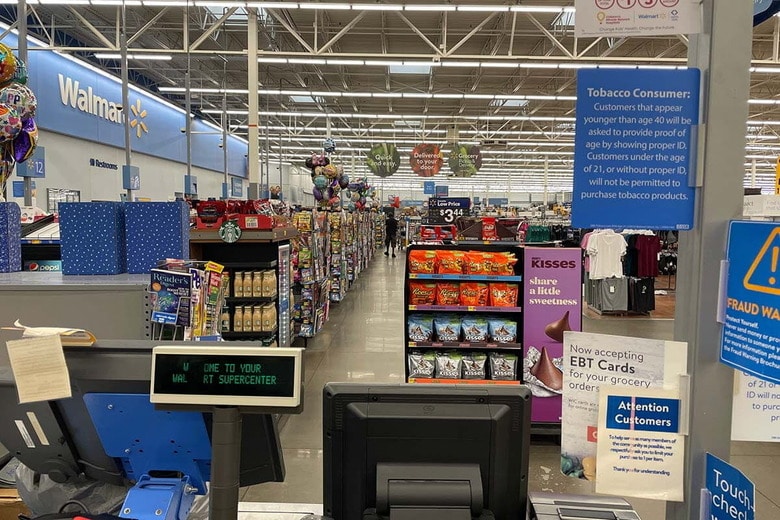 ウォルマート店内の様子（2023年8月30日、ジョージア州グローブタウン）　Billy F Blume Jr-Shutterstock