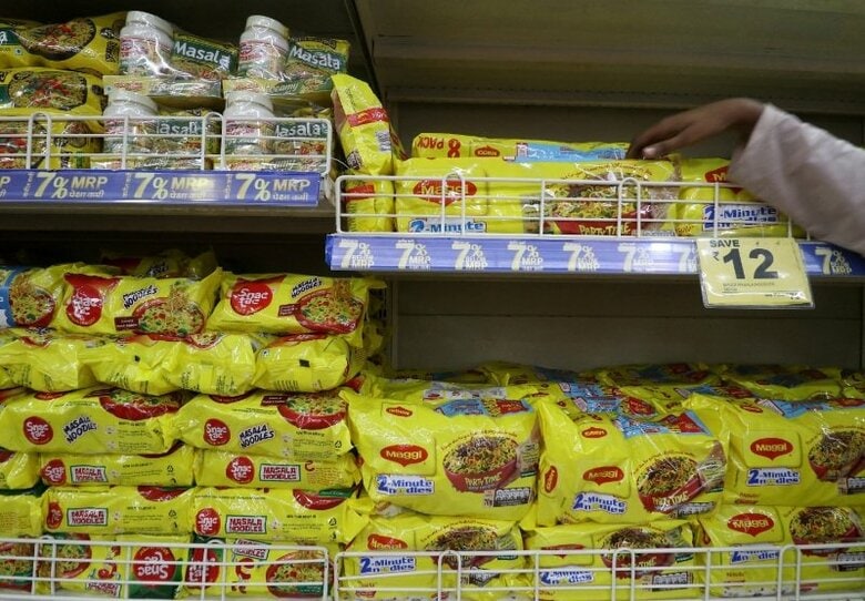 2021年3月16日、インドのムンバイにあるスーパーで、即席麺「マギー」を並べる従業員。 REUTERS/Niharika Kulkarni/File Photo