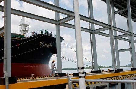 　９月１５日、インドネシア統計局が発表した８月の貿易統計は黒字額が３１億２０００万ドルと、予想の約２倍となった。ビンタンの貿易港で５月撮影（２０２３年　ロイター／Edgar Su）