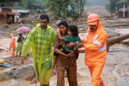 ７月３０日、インド南部ケララ州の当局は、州内の山岳地帯で豪雨により土砂崩れが発生し、５０人以上が死亡したと発表した。同州ワヤナドで撮影（２０２４年　ロイター）