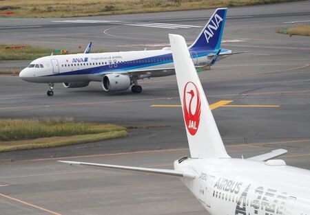　新型コロナウイルスワクチンの職域接種について、日本航空（ＪＡＬ）とＡＮＡホールディングス傘下の全日本空輸が１４日から実施できるよう準備していることが分かった。写真は両社の航空機。羽田空港で昨年１０月撮影（２０２１年　ロイター/Issei Kato）