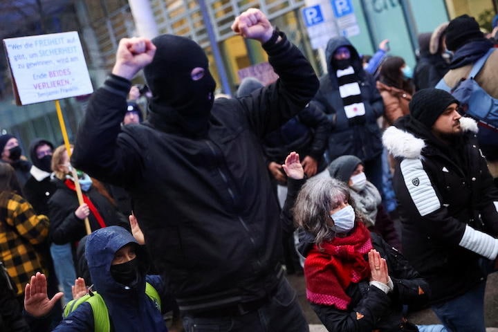 ワクチン接種義務付けに反対する人々　ドイツ・フランクフルト　REUTERS/Kai Pfaffenbach