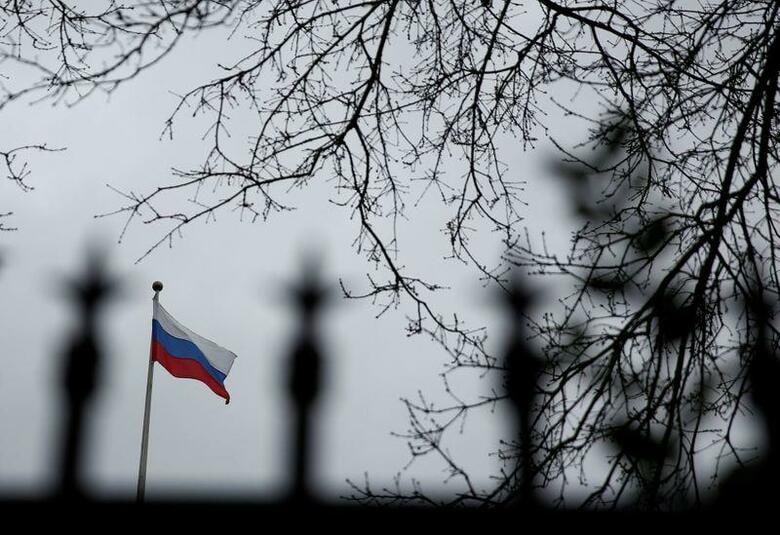 ロシア系とみられるハッカー集団が米国の政府機関に不正侵入した問題で、英国の組織や米国の企業、地方自治体も被害に遭ったことが18日に分かった。写真はロシアの国旗。2018年3月撮影（2020年　ロイター/Lindsey Wasson）