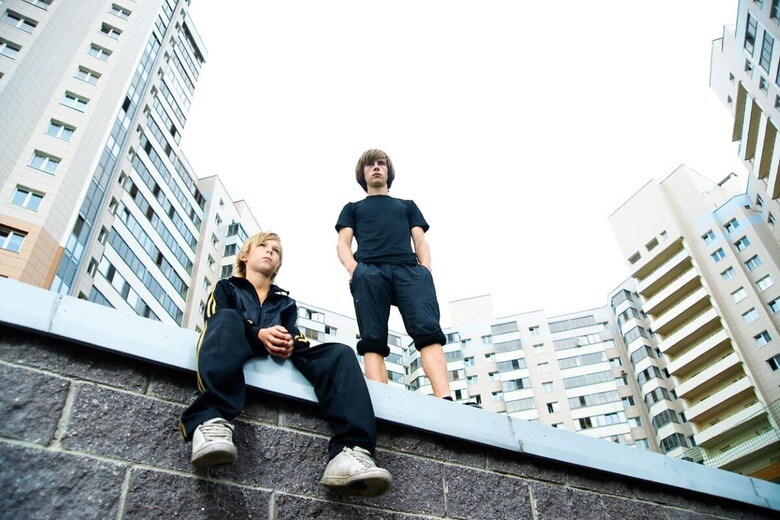 少年犯罪全体が減少するなかで詐欺などの知能犯は増えている　Slonov/iStock.