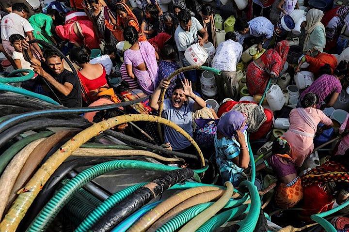 インドのモディ首相は、農業が主産業の各州での水不足に対応する６００億ルピー（８億４２００万ドル）規模の対策に発表した。写真はニューデリーで飲料水の配布を受ける人々。７月１日撮影（２０１９年　ロイター/Anushree Fadnavis）
