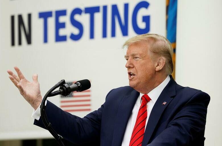 トランプ米大統領は12日、連邦準備理事会（FRB）に対しマイナス金利を導入するよう改めて要求した。11日撮影（2020年　ロイター/KEVIN LAMARQUE）