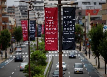 　６月１７日、政府は、新型コロナウイルス対策として緊急事態宣言を発令中の９都道府県について、期限の２０日で解除する方針を基本的対処方針分科会に示した。神戸で１２日撮影（２０２１年　ロイター/Issei Kato）
