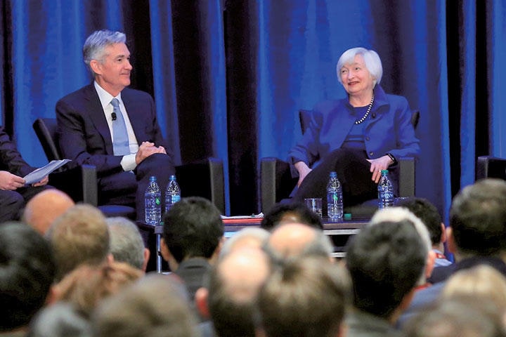 イエレン前FRB議長（右）は現議長のパウエル（左）の決断を支持する形に（今年1月）　CHRISTOPHER ALUKA BERRYーREUTERS