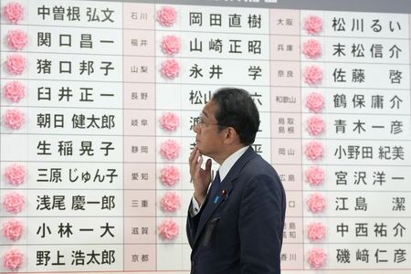 　７月１０日に投開票された参議院選挙で、ＮＨＫなど国内メディアによると、与党の自民党が単独で改選議席１２４の過半数６３を獲得した。写真は自民党本部で、当選者のボードを眺める岸田首相。代表撮影（２０２２年　ロイター）