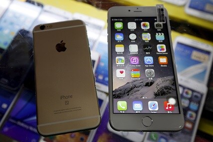 深圳ですでに発売されていたニセモノのiPhone 6s（左、販売価格は約1.1万円）とiPhone 6s Plus（約1.2万円）　REUTERS