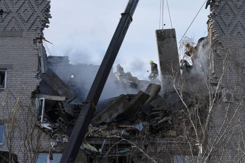 ロシア軍の攻撃を受けたドニプロの街（2月23日）　Mykola Synelnykov-Reuters