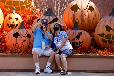 　９月２８日、ロイターの集計によると、新型コロナウイルスの感染者は世界全体で３２８８万人を超え、死者は９９万２９５３人となった。写真はカリフォルニア州 で２５日撮影（２０２０年　ロイター／Mike Blake）