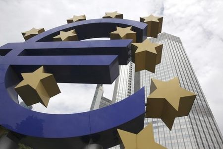 １１月３日、欧州中央銀行幹部が政策金利を決める理事会が開催される直前に民間銀行やヘッジファンドの人間と私的な会合を定期的に持っていたことが、ＥＣＢが開示した文書で分かった。この時期、理事会のメンバーは金融政策について語ってはならないことになっている。写真は６月１０日、フランクフルトで（２０１５年　ロイター/Ralph Orlowski）