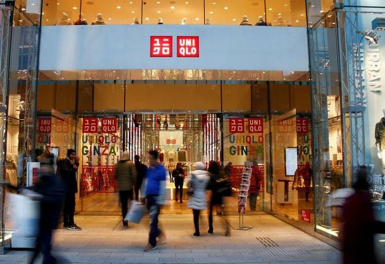 ファーストリテイリングは、2020年8月期（国際会計基準、IFRS）の連結営業利益予想を300億円減額し、前年比4．9％減の2450億円にすると発表した。写真は都内のユニクロ店舗。2017年1月撮影（2020年　ロイター／Kim Kyung-Hoon）