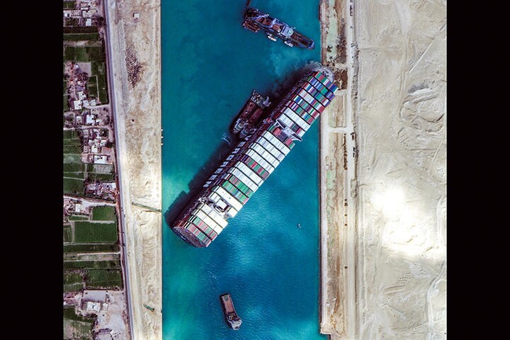 スエズ運河を塞ぐように座礁したエバーギブン（3月28日）　MAXAR TECHNOLOGIES-REUTERS