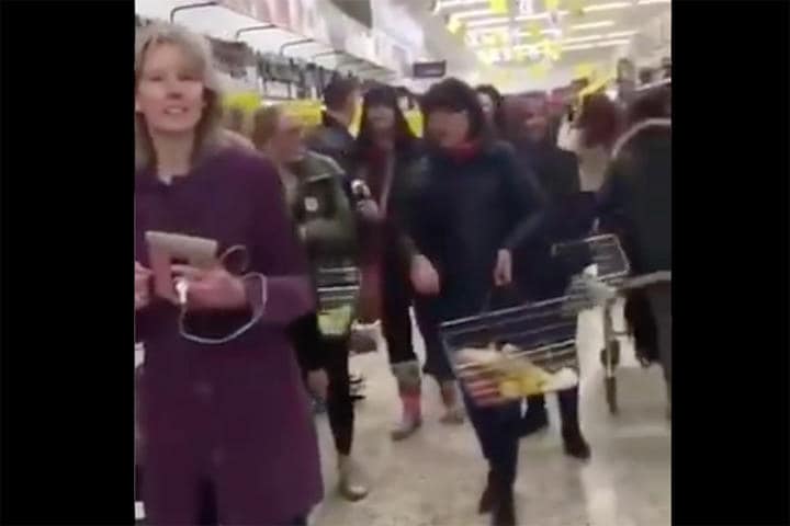 これが抗議デモ！？　英スーパーに抗議の買い物に表れたマスクなし集団　NHS Million/TWITTER