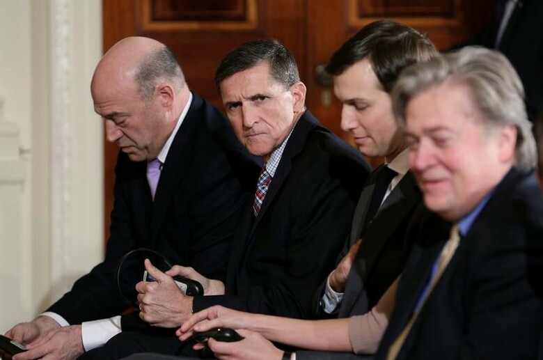 ２月１２日、マイケル・フリン米大統領補佐官（国家安全保障担当）（写真左から２番目）が、１月２０日にトランプ大統領が就任する前のロシア当局者との接触をめぐり、苦しい立場に追い込まれている。写真は日米両首脳の合同記者会見で、安倍・トランプ氏の到着を待つトランプ政権のメンバーの様子（２０１７年　ロイター／Joshua Roberts）