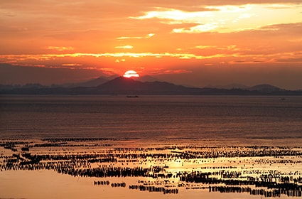 かつて海賊が暴れ回った東シナ海（台湾から臨んだ中国大陸）　Richard Chung-REUTERS