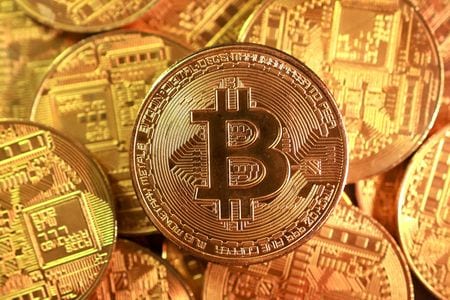　２０２５年の暗号資産（仮想通貨）ビットコインは、２２年以来の下落となった。一時１０万ドルの節目を突破して最高値を更新し続けたが、マクロ経済面の圧力を受け、失速した。２０２５年９月撮影（２０２６年　ロイター／Dado Ruvic）