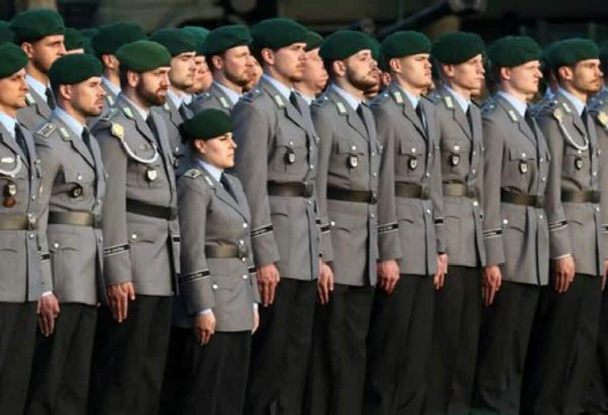 ドイツ、兵役年齢男性の出国規則を明確化へ 混乱招くと批判 | ニューズ