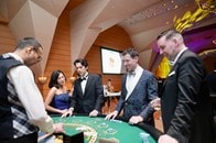 一夜限りのきらめく晩餐会──東京アメリカンクラブで過ごす、贅沢と支援の夜