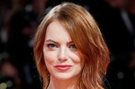 「目のやり場に困る...」アカデミー会場を席巻したスーツドレスの「開放的すぎる」着こなしとは？