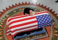 「小さな男」トランプが支配するアメリカに、「大きな男」マケインの死が響く