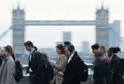 英2─４月賃金、予想上回る前年比＋3.4％　予想外に失業率低下