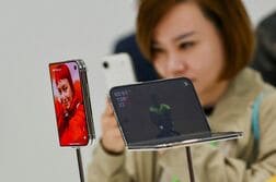 アップルの折り畳みｉＰｈｏｎｅ「デュオ」、23日発売　店頭は数量限定