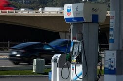 米ガソリン小売価格、約4年ぶり4.5ドル突破　夏のドライブシーズン控え