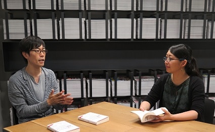 自信の男女差　本を題材に語り合う心理カウンセラーの五百田達成氏（左）と翻訳者の田坂苑子氏