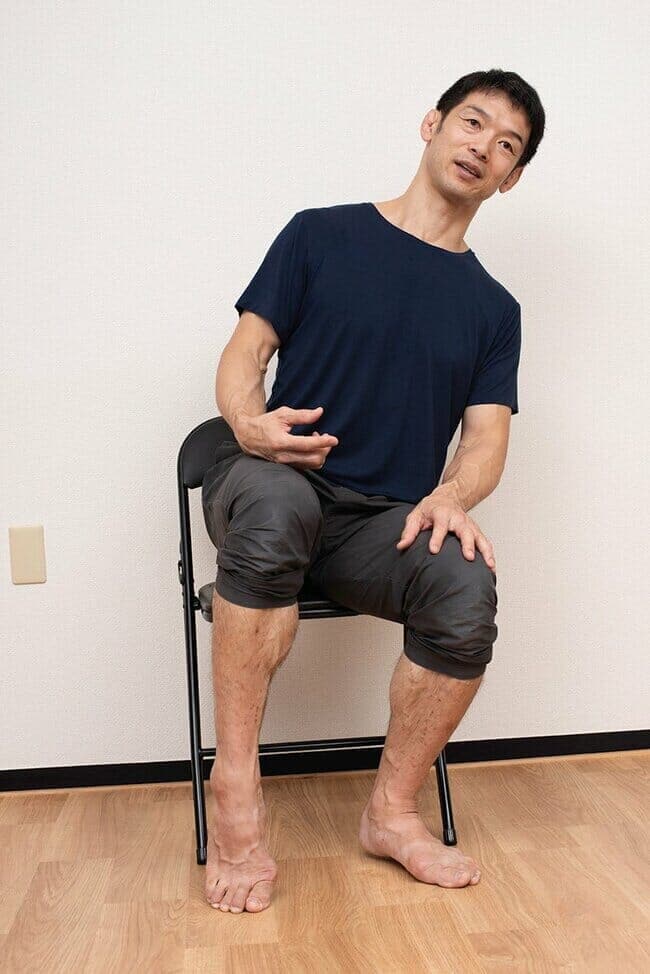 【NG例】　体全体が傾いてしまうのはNG　撮影＝今井一詞