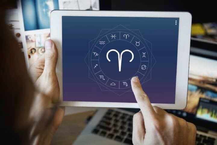ホロスコープを表示したタブレット