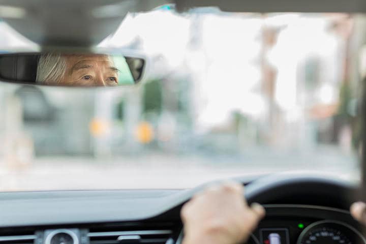 免許返納は上手くしなければ、引きこもりと老いを加速させかねない（写真はイメージです）　byryo-iStock