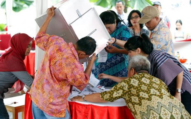 ４月19日、インドネシアのジャカルタ特別州で知事選の決選投票が行われた。開票を行う選管委員ら（２０１７年　ロイター／Darren Whiteside）