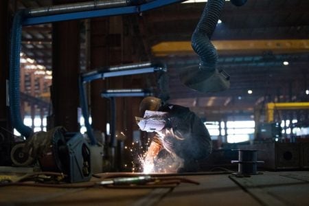 中国国家統計局が３１日発表した１月の製造業購買担当者景気指数（ＰＭＩ）は４９．３に低下し、景況拡大・縮小の分かれ目となる５０を割り込んだ。内需低迷が生産活動を下押しした。写真はチャイナ・デイリー提供。中国安徽省の鉄鋼加工工場で2020年2月21日撮影（２０２６年　ロイター／China Daily）