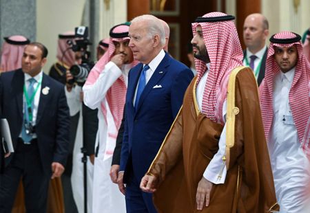 　バイデン米大統領（中央左）は７月１７日、２０１８年のサウジアラビア人記者ジャマル・カショギ氏殺害を巡る同国のムハンマド皇太子（同右）との会談に関するサウジ側の説明に異議を唱えた。ジッダで１６日、代表撮影（２０２２年　ロイター）