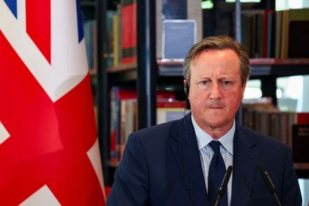 英外務省は７日、キャメロン外相が最近、ウクライナのポロシェンコ前大統領を名乗る人物とメッセージのやり取りやビデオ通話を行ったが、調査の結果、なりすましだったことが判明したと明らかにした。写真はアルバニアのラマ首相とと会見した際の撮影したキャメロン氏で５月にティラーナで撮影（２０２４年　ロイター／Florion Goga）
