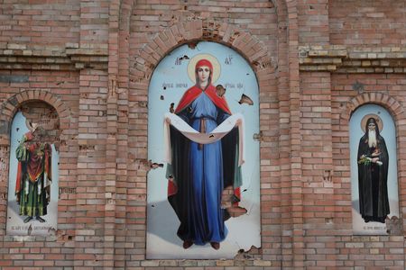 ウクライナは戦争関連で生じた今後６カ月の財政赤字補填のため、主要７か国（Ｇ７）に５００億ドルの資金援助を要請したほか、利子が付かないゼロクーポン債発行を検討している。写真は攻撃で被害を受けた教会。４月１６日、セベロドネツクで撮影（２０２２年　ロイター /Serhii Nuzhnenko）