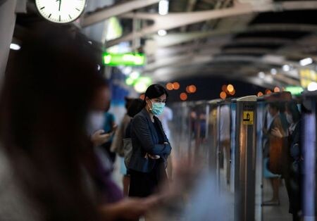 タイの首都バンコクのラーチャウィティ病院の医師らは２日、新型コロナウイルスに感染した重症患者に対するインフルエンザ治療薬と抗エイズウイルス（ＨＩＶ）薬の混合投与で症状の改善が見られると発表した。写真は２月２日、タイのバンコク市内の駅で撮影（２０２０年　ロイター/Soe Zeya Tun）