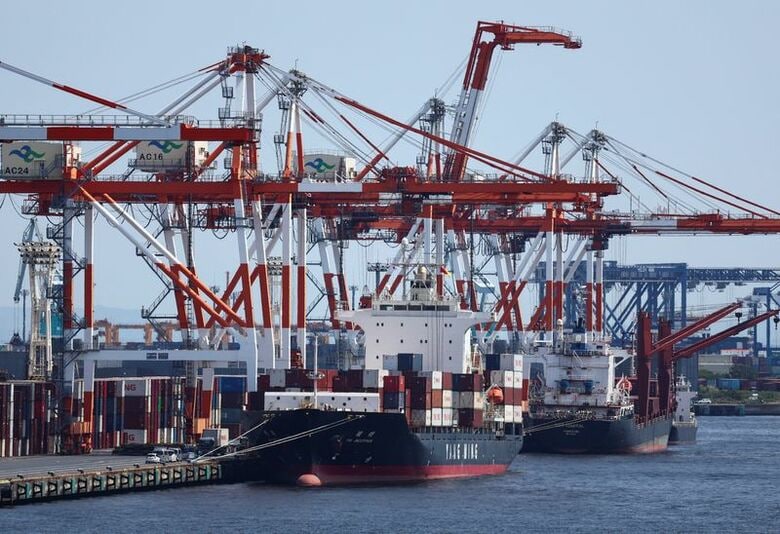 都内の港湾でコンテナを運ぶ貨物船。2025年8月28日撮影。REUTERS/Issei Kato