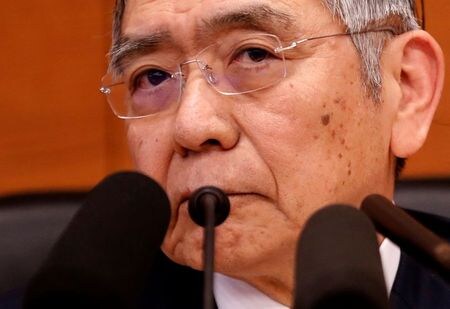 　１月２５日、日銀の黒田東彦総裁（写真）は世界経済フォーラム「ダボス・アジェンダ」（オンライン）にパネリストとして出席し、日銀の政策により市場の安定化や企業倒産を防ぐことができたとし、日本経済は２０２１年度か２２年度初頭にコロナ前の水準に戻るとの見方を示した。都内で２０２０年１月撮影（２０２１年　ロイター/Kim Kyung-Hoon）