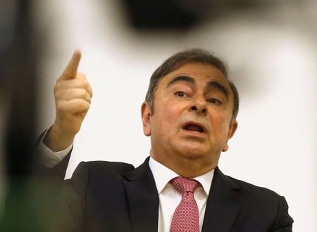 　１月９日、菅義偉官房長官は午前の会見で、日産元会長のカルロス・ゴーン被告（写真）の身柄引き渡しの可否は「あくまでレバノン政府の判断であり、日本政府としてコメントする立場にない」と語った。写真はレバノンのベイルートで記者会見するゴーン被告。８日撮影（２０２０年　ロイター／Mohamed Azakir）