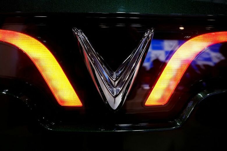 写真はビンファストのロゴ。 インドのニューデリーで開催された自動車ショーで2025年1月撮影。REUTERS/Priyanshu Singh